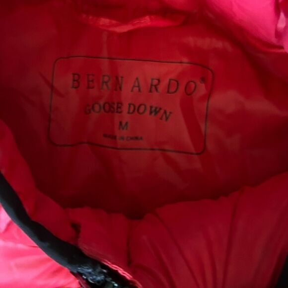 Bernardo Goose Down Vest Medium Winter Coat Warm Soft Red Black Zip - Picture 4 of 4